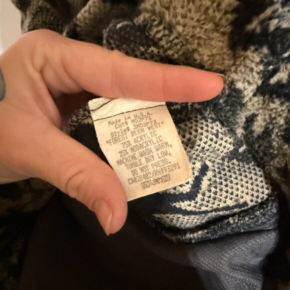 Vintage True Grit Sherpa Fleece Vest with Winter Pattern, Large - Picture 5 of 6